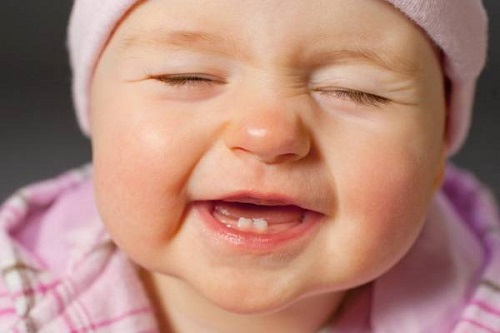 Phân biệt sốt do mọc răng hoặc do các bệnh lý khác ở trẻ