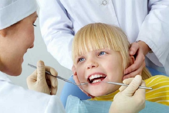 Khi nào nên cạo vôi răng cho trẻ?