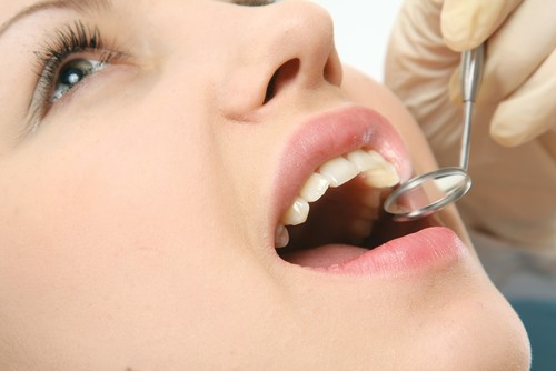 Cách chữa chứng ê buốt răng sau sinh cho chị em