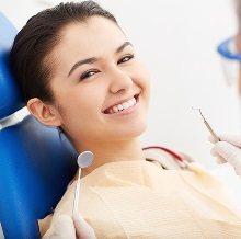 Làm gì khi bị chảy máu chân răng?