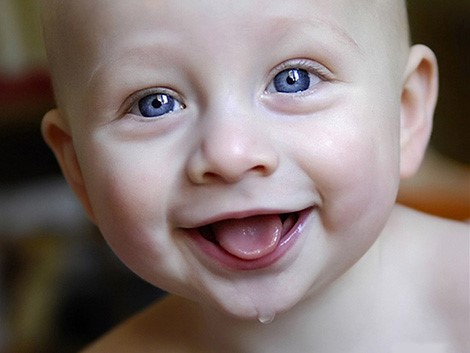 Những biểu hiện và cách chăm sóc khi bé mọc răng
