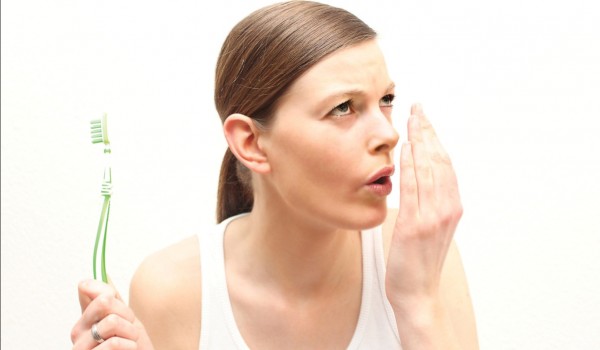 Bọc răng sứ có làm bạn hôi miệng không?
