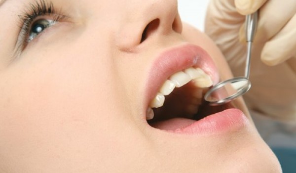 Cách chữa chứng ê buốt răng sau sinh cho chị em