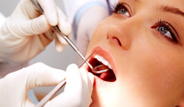 Cạo vôi răng có ảnh hưởng gì không, có làm trắng răng không?