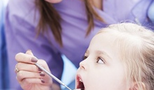 Làm thế nào cho trẻ tự tin khi đi khám răng?