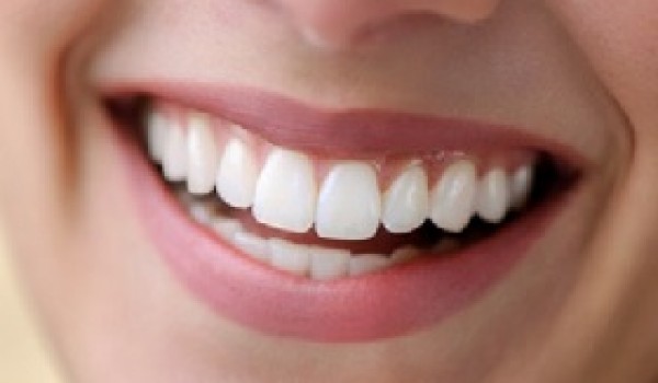 Phân tích hiện tượng viền nướu bị đen sau khi bọc răng sứ
