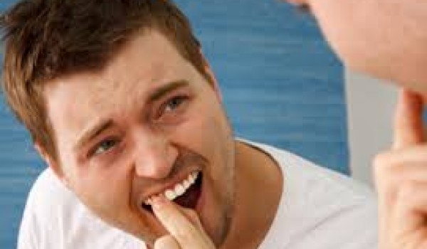 Răng sứ bị lung lay. Nguyên nhân và cách khắc phục