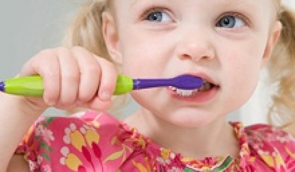 Thói quen gây bệnh sâu răng và nha chu ở trẻ
