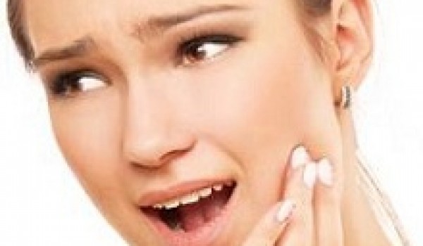 Triệu chứng viêm quanh cuống răng là gì?